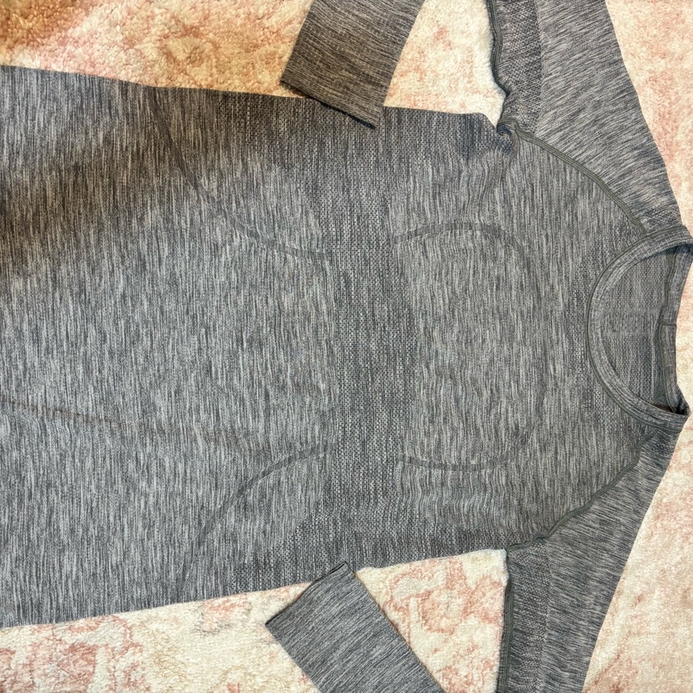 Lululemon long sleeve women’s size 6